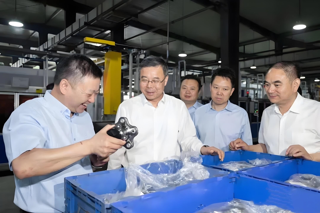 湖北省委常委、襄阳市委书记吴海涛莅临环亚集团调研